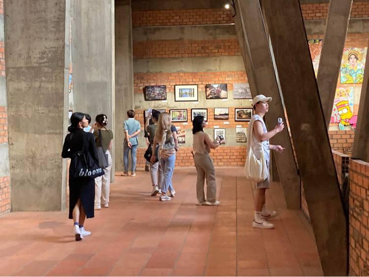 Visitors viewing the SAMAKI art exhibition